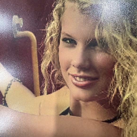 2 Framed Photos of Young Taylor Swift - Picture 5 of 6